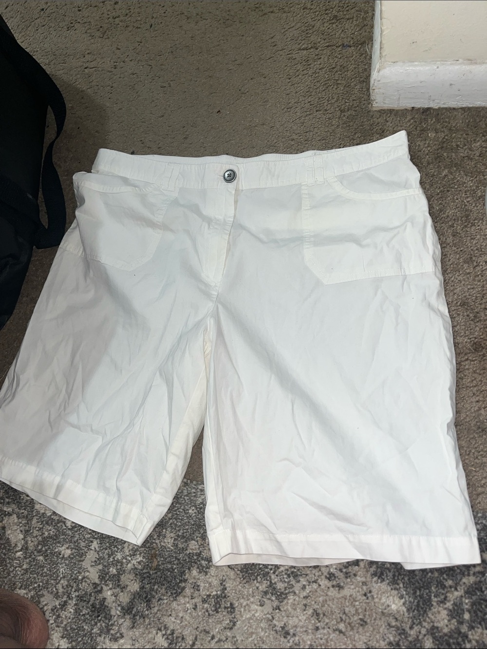 Laura Scott White Bermuda Shorts with Front Pockets